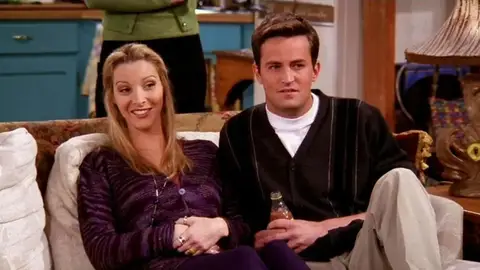 Lisa Kudrow y Matthew Perry en Friends Lisa Kudrow y Matthew Perry en Friends