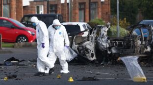 Investigadores forenses inspeccionan el lugar donde estall&oacute; el coche