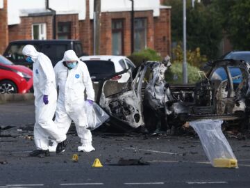Investigadores forenses inspeccionan el lugar donde estall&oacute; el coche