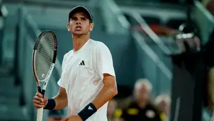 Rafa Jódar celebra un punto ante Joao Fonseca