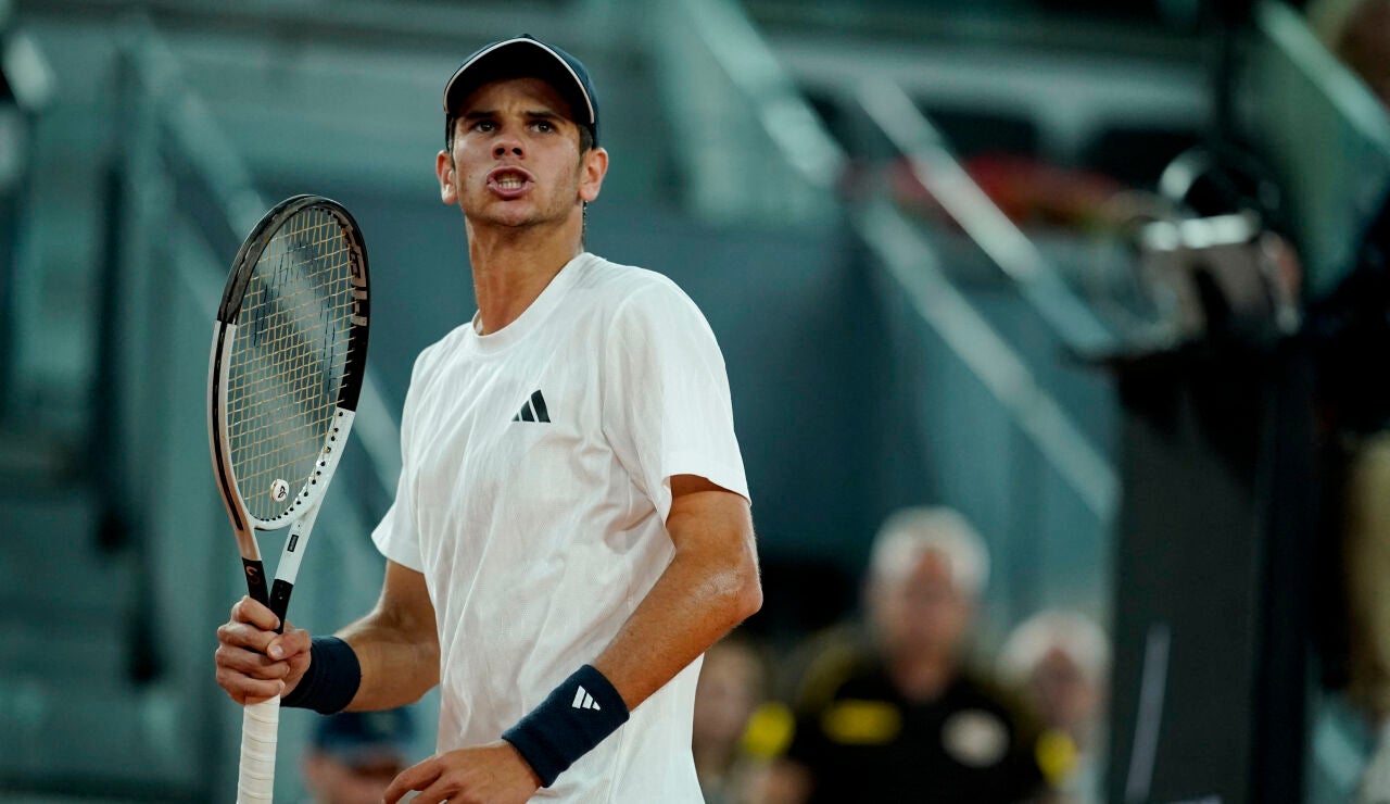 Rafa J&oacute;dar celebra un punto ante Joao Fonseca