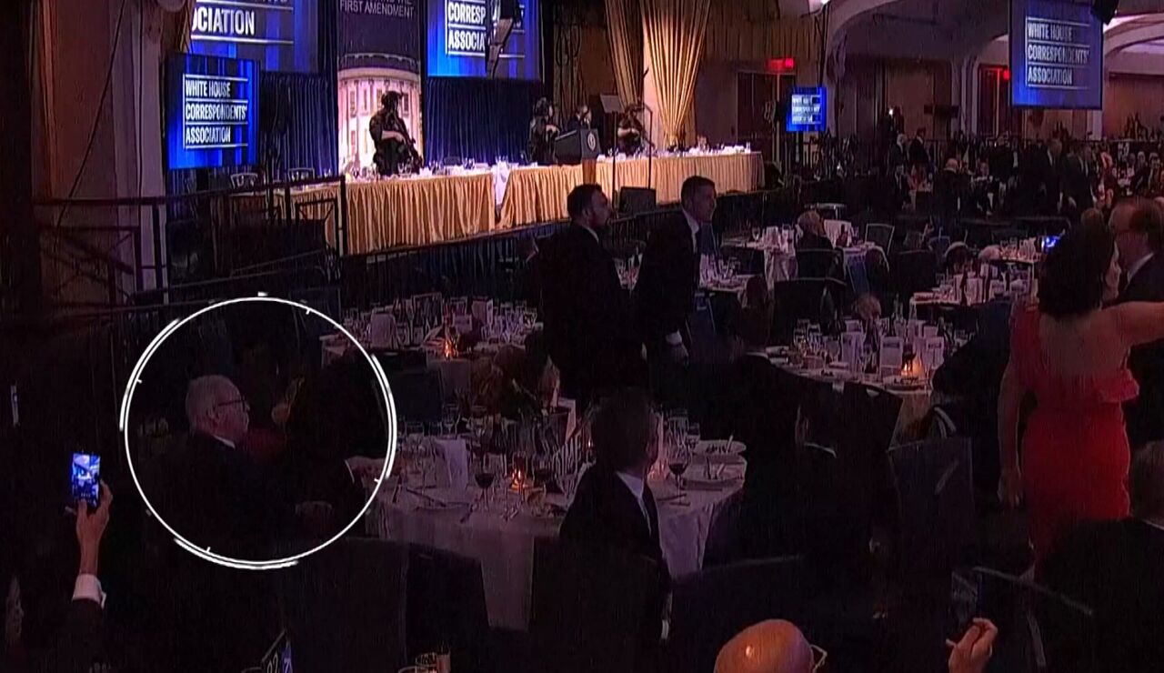 Hombre comiendo ensalada 