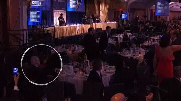 Hombre comiendo ensalada 