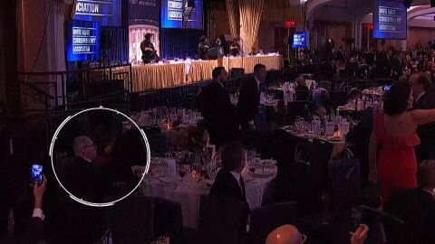 Hombre comiendo ensalada 