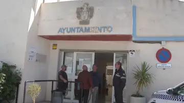 La entrada del ayuntamiento La entrada del ayuntamiento