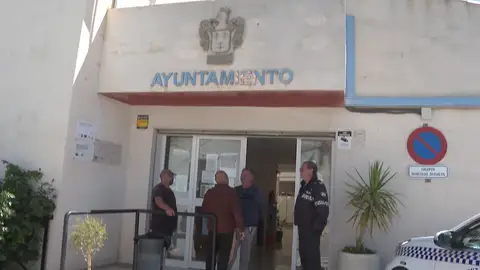 La entrada del ayuntamiento La entrada del ayuntamiento