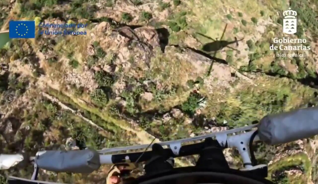 V&iacute;deo: el arriesgado rescate en helic&oacute;ptero de una senderista en Gran Canaria