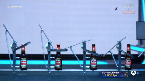 &iexcl;Incre&iacute;ble! Bad Gyal alucina con el "domin&oacute; de ca&ntilde;as" de El Hormiguero