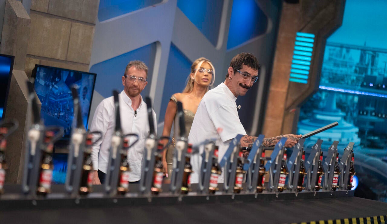 &iexcl;Incre&iacute;ble! Bad Gyal alucina con el "domin&oacute; de ca&ntilde;as" de El Hormiguero