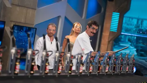 ¡Increíble! Bad Gyal alucina con el "dominó de cañas" de El Hormiguero ¡Increíble! Bad Gyal alucina con el "dominó de cañas" de El Hormiguero