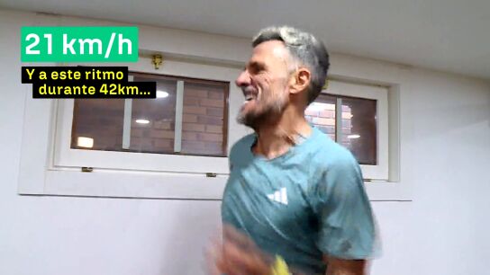 Chema Mart&iacute;nez, emulando el ritmo de carrera de Sabastian Sawe