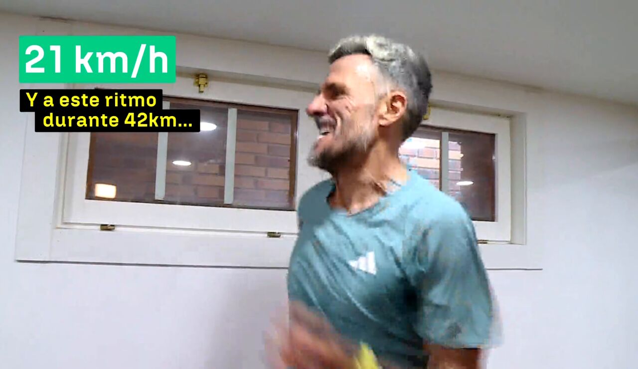 Chema Mart&iacute;nez, emulando el ritmo de carrera de Sabastian Sawe