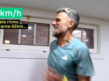 Chema Mart&iacute;nez, emulando el ritmo de carrera de Sabastian Sawe