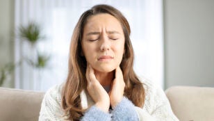 Mujer con dolor de garganta