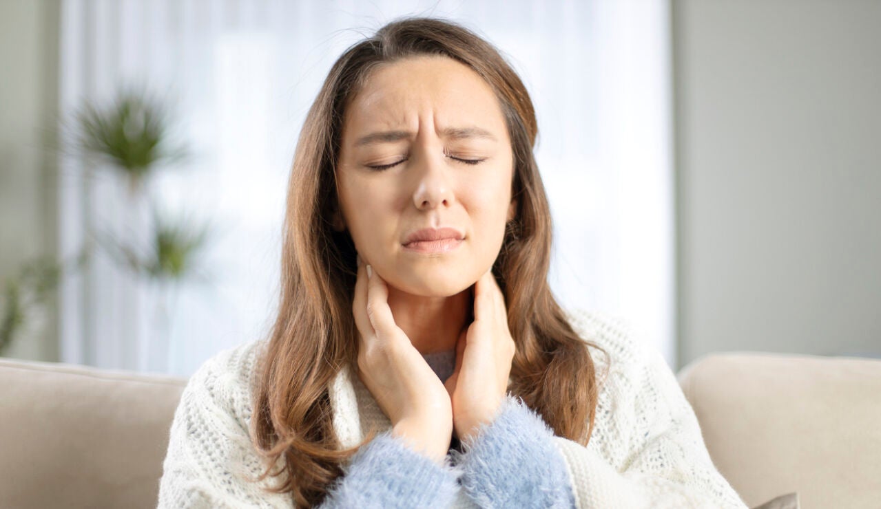 Mujer con dolor de garganta