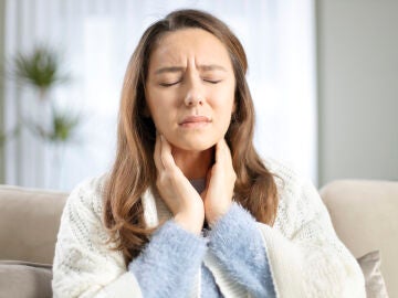 Mujer con dolor de garganta