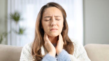 Mujer con dolor de garganta