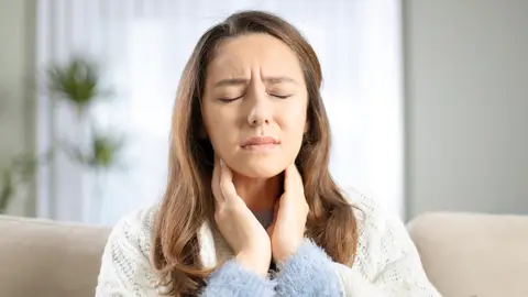 Mujer con dolor de garganta Mujer con dolor de garganta