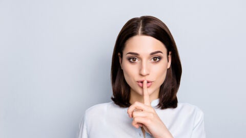 Mujer pidiendo silencio