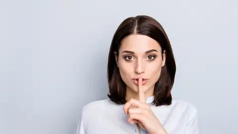 Mujer pidiendo silencio Mujer pidiendo silencio