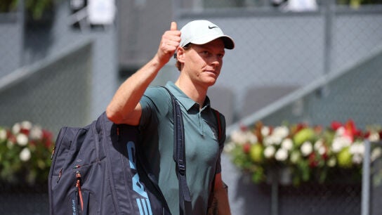 Jannik Sinner saluda al p&uacute;blico tras ganar a Norrie