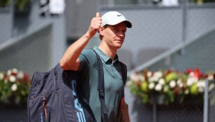 Jannik Sinner saluda al p&uacute;blico tras ganar a Norrie