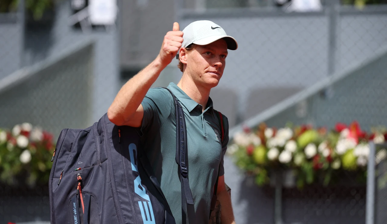 Jannik Sinner saluda al público tras ganar a Norrie