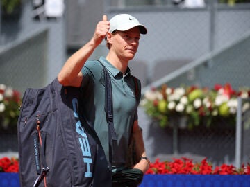 Jannik Sinner saluda al p&uacute;blico tras ganar a Norrie