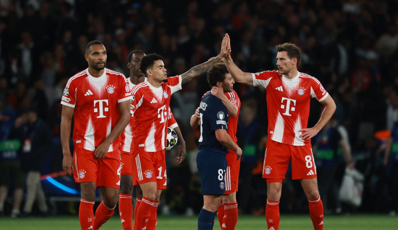 Los futboslitas del PSG y Bayern se saludan tras el partido en el Parque de los Pr&iacute;ncipes