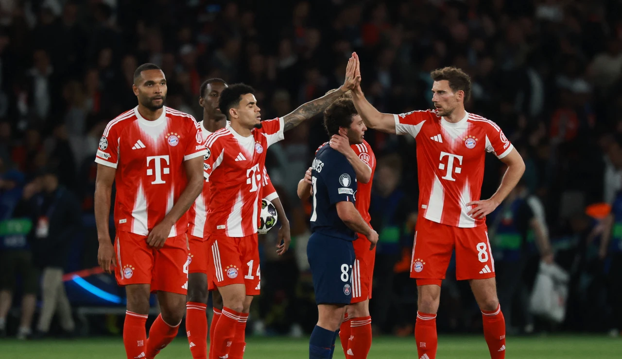 Los futboslitas del PSG y Bayern se saludan tras el partido en el Parque de los Príncipes