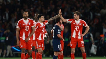 Los futboslitas del PSG y Bayern se saludan tras el partido en el Parque de los Pr&iacute;ncipes