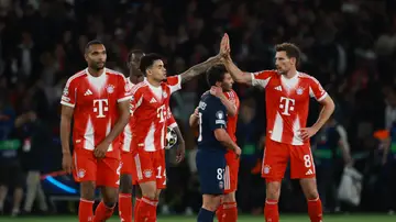 Los futboslitas del PSG y Bayern se saludan tras el partido en el Parque de los Príncipes Los futboslitas del PSG y Bayern se saludan tras el partido en el Parque de los Príncipes