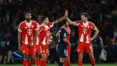Los futboslitas del PSG y Bayern se saludan tras el partido en el Parque de los Príncipes Los futboslitas del PSG y Bayern se saludan tras el partido en el Parque de los Príncipes