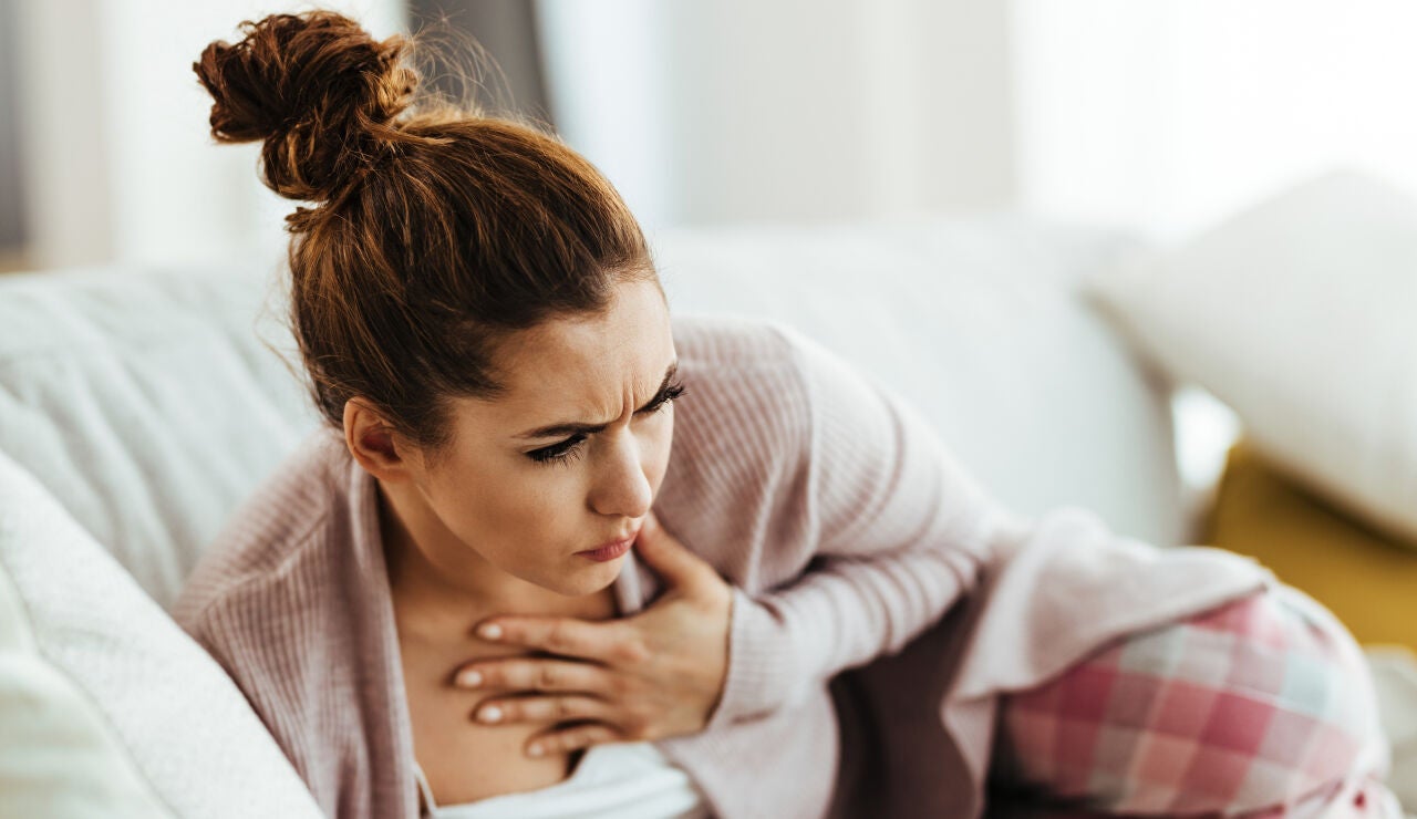 Mujer con dolor de garganta