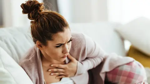 Mujer con dolor de garganta Mujer con dolor de garganta