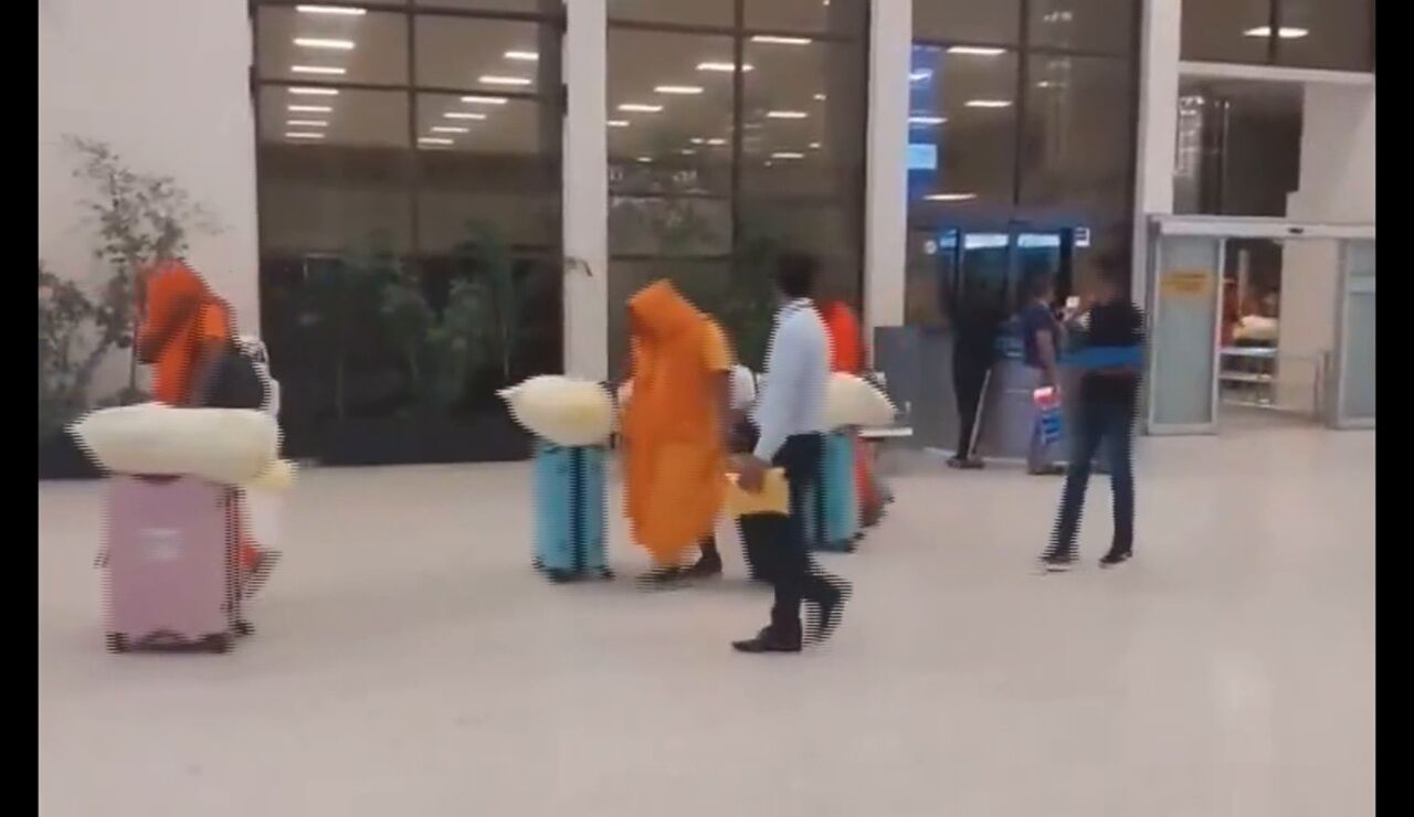 Imagen de los monjes tras su detenci&oacute;n en el aeropuerto