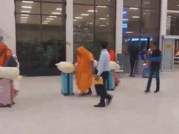 Imagen de los monjes tras su detenci&oacute;n en el aeropuerto