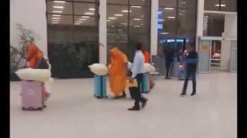 Imagen de los monjes tras su detenci&oacute;n en el aeropuerto