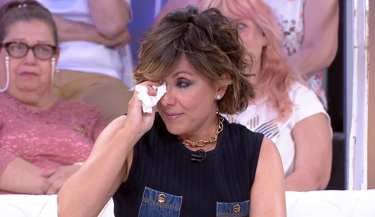 Sonsoles Ónega rompe a llorar al ver los recuerdos de su infancia en la aldea gallega de Mosteiro