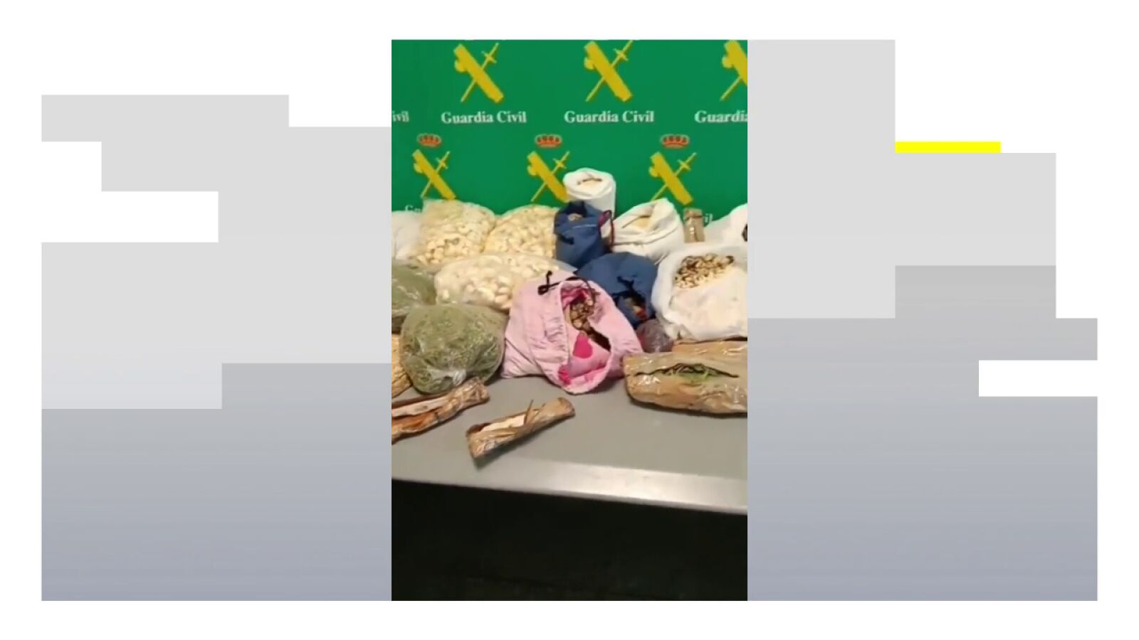 Más de 30 kilos de alimentos ilegales y cientos de medicamentos incautados en el aeropuerto de Pamplona
