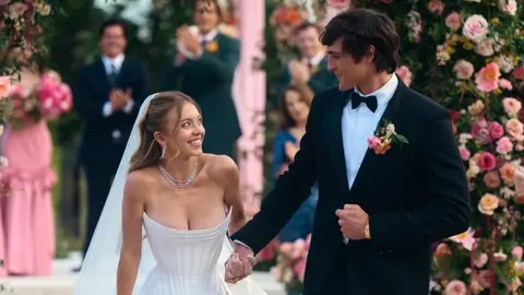 Sydney Sweeney y Jacob Elordi en la boda de Cassie y Nate en la temporada 3 de Euphoria Sydney Sweeney y Jacob Elordi en la boda de Cassie y Nate en la temporada 3 de Euphoria