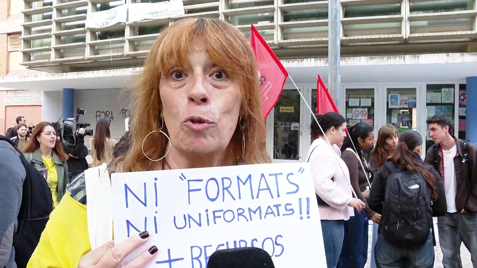 Profesores, padres y alumnos se rebelan contra la entrada de mossos en institutos: 