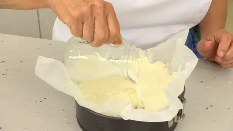 vierte la leche por los orificios vierte la leche por los orificios