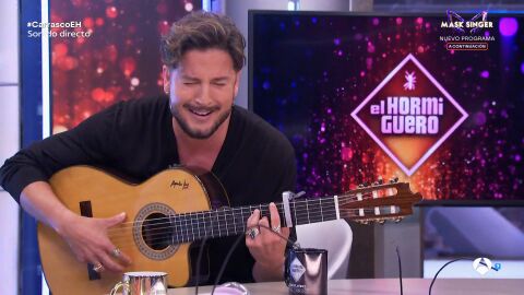 Manuel Carrasco canta en directo y hace un homenaje a su Huelva natal