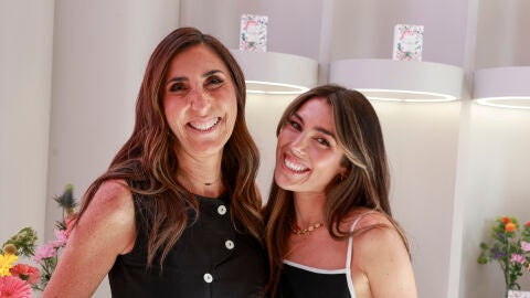 Anna Ferrer Padilla junto a su madre, Paz Padilla