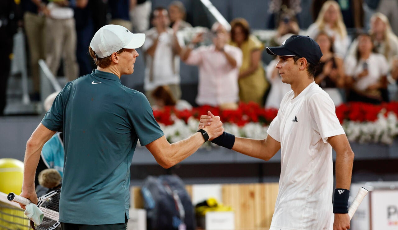Rafa J&oacute;dar y Jannik Sinner se estrechan la mano en la red