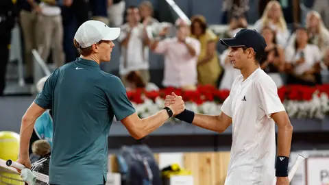 Rafa Jódar y Jannik Sinner se estrechan la mano en la red Rafa Jódar y Jannik Sinner se estrechan la mano en la red