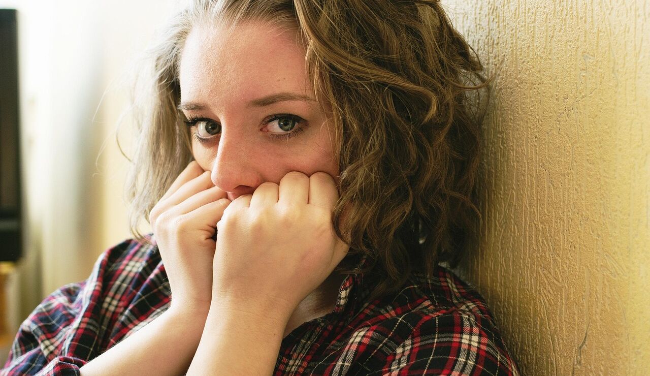 Imagen de una mujer asustada