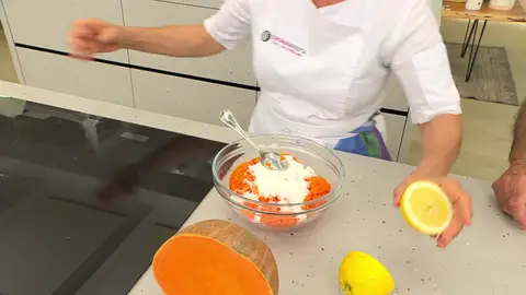 Agrega 100 g de azúcar y el zumo de limón Agrega 100 g de azúcar y el zumo de limón