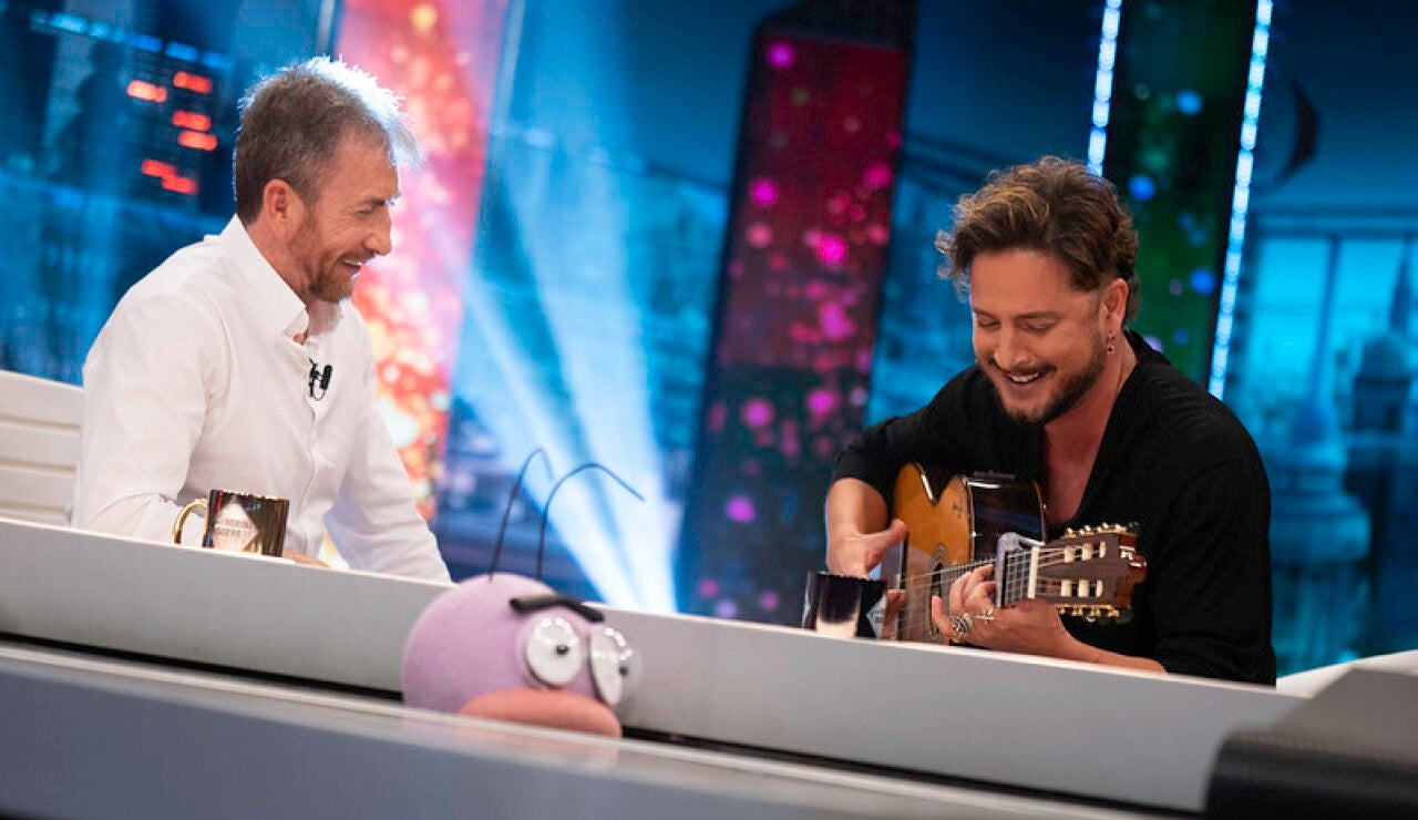 Manuel Carrasco canta en directo y hace un homenaje a su Huelva natal